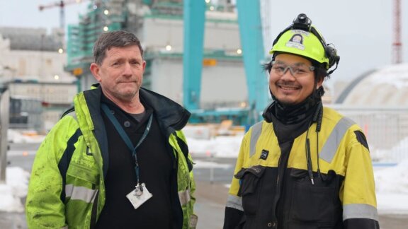 Foreman Geir Atle Matre with transport worker Sonthaya